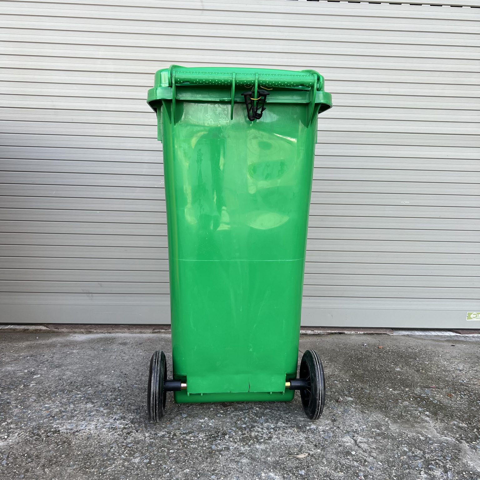 Thùng rác nhựa 100L thương hiệu Cavisu bền đẹp,khả năng chịu nhiệt , thiết kế nắp đậy thông minh , có bánh xe đẩy di chuyển dễ dàng - 100L 2 conv