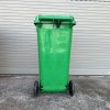 Thùng rác nhựa 100L thương hiệu Cavisu bền đẹp,khả năng chịu nhiệt , thiết kế nắp đậy thông minh , có bánh xe đẩy di chuyển dễ dàng - 100L 2 conv
