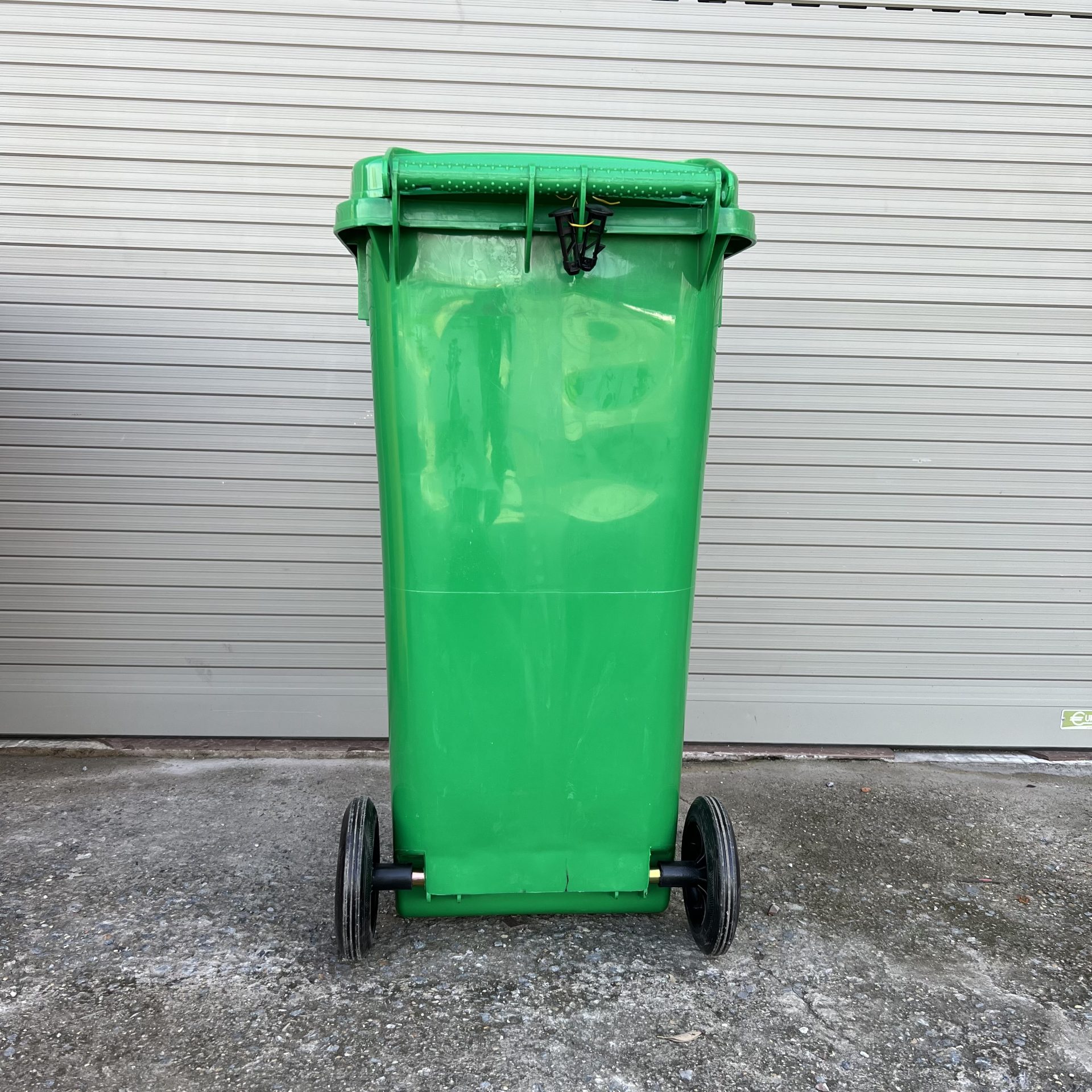 Thùng rác nhựa 100L thương hiệu Cavisu bền đẹp,khả năng chịu nhiệt , thiết kế nắp đậy thông minh , có bánh xe đẩy di chuyển dễ dàng - 100L 2 conv