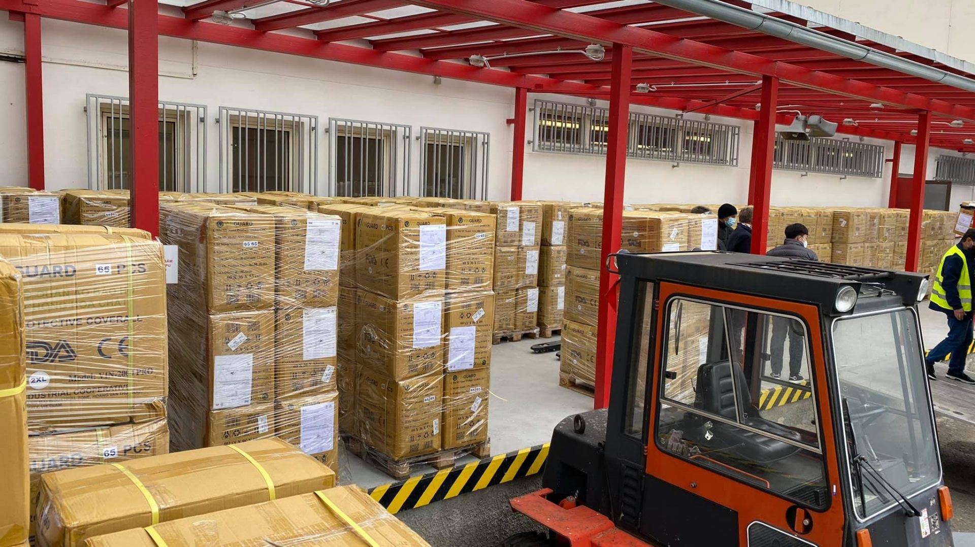 Bộ áo liền quần chống hoá chất, phòng dịch VinGuard 2000 - 130744488 10208063871750009 6820019239383747158 o 2