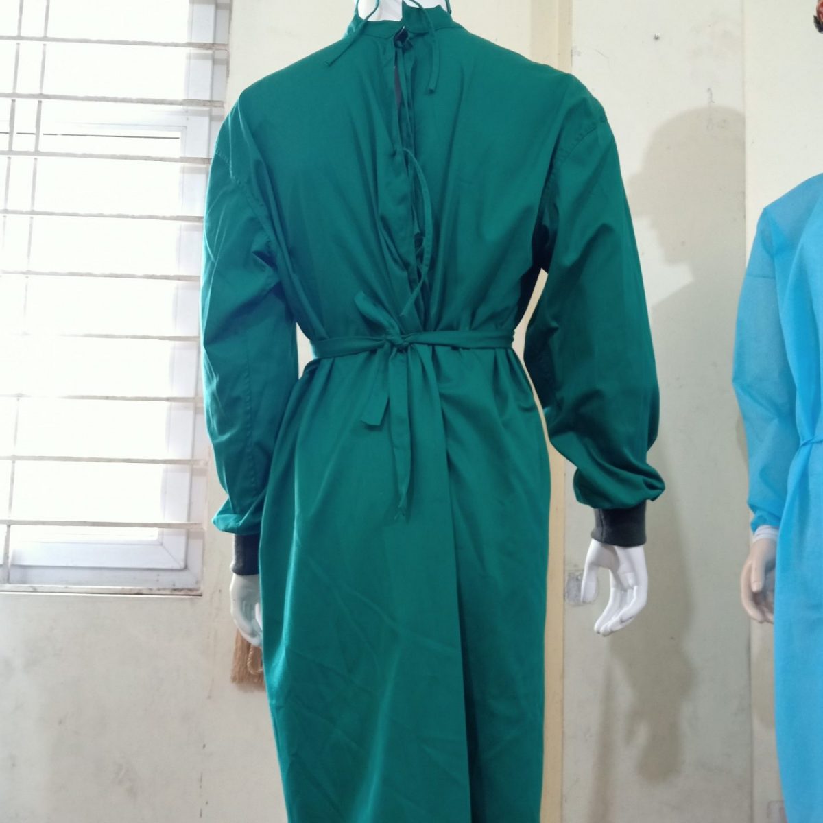 Áo choàng vải không dệt dùng một lần - ao choang xanh la 1