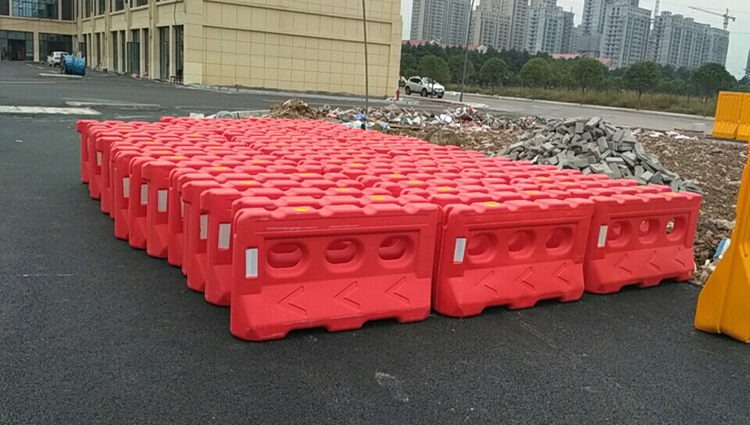Dải phân cách nhựa chứa nước làm hàng rào chắn đường đua F1 - dai phan cach chua nuoc duong dua f1 1