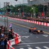 Dải phân cách nhựa chứa nước làm hàng rào chắn đường đua F1 - dai phan cach chua nuoc duong dua f1 3