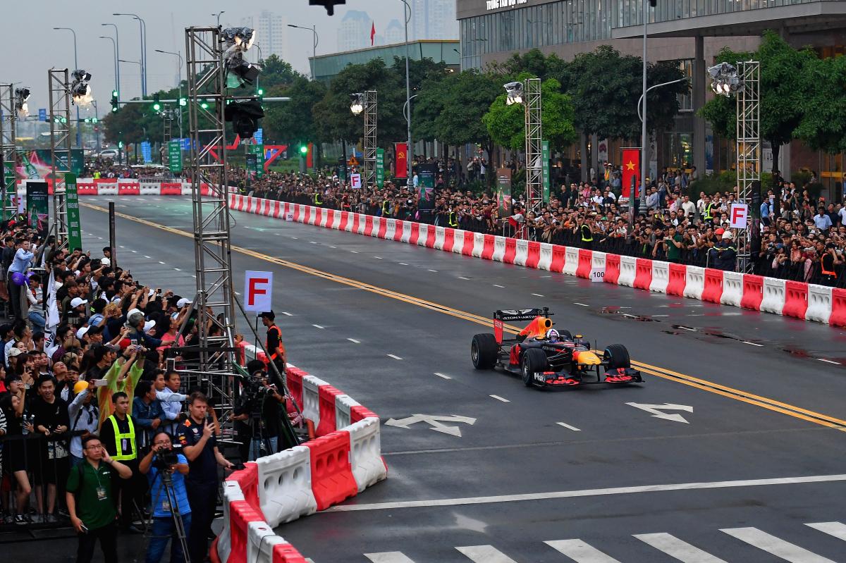 Dải phân cách nhựa chứa nước làm hàng rào chắn đường đua F1 - dai phan cach chua nuoc duong dua f1 3