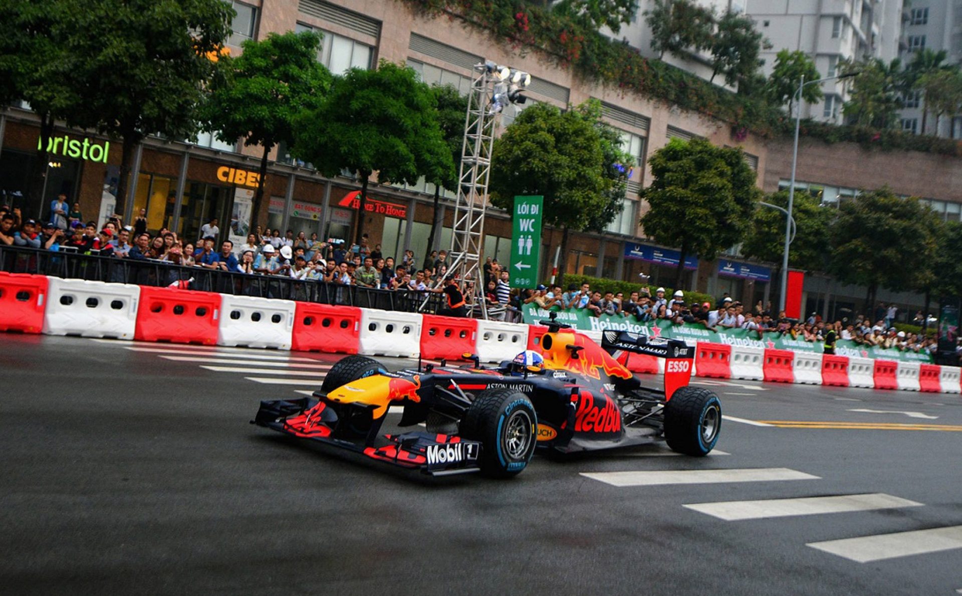 Dải phân cách nhựa chứa nước làm hàng rào chắn đường đua F1 - dai phan cach chua nuoc duong dua f1 5
