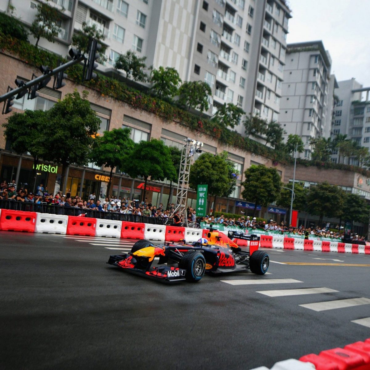 Dải phân cách nhựa chứa nước làm hàng rào chắn đường đua F1 - dai phan cach duong dua f1 4