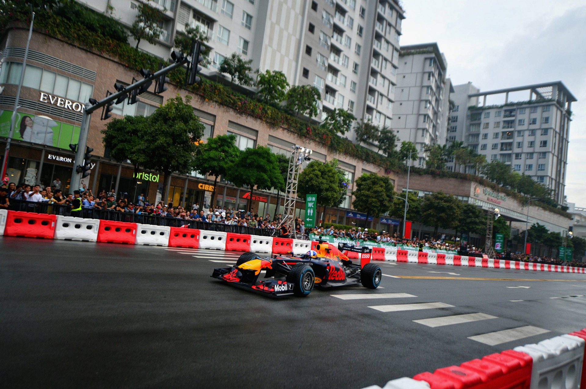 Dải phân cách nhựa chứa nước làm hàng rào chắn đường đua F1 - dai phan cach duong dua f1 4