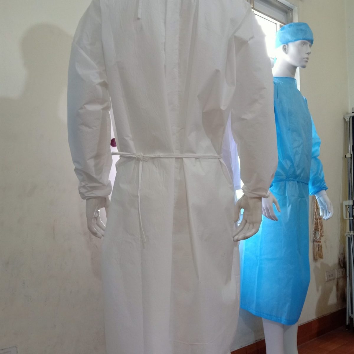 Áo choàng vải không dệt dùng một lần - qan ao vai khong det trang 1
