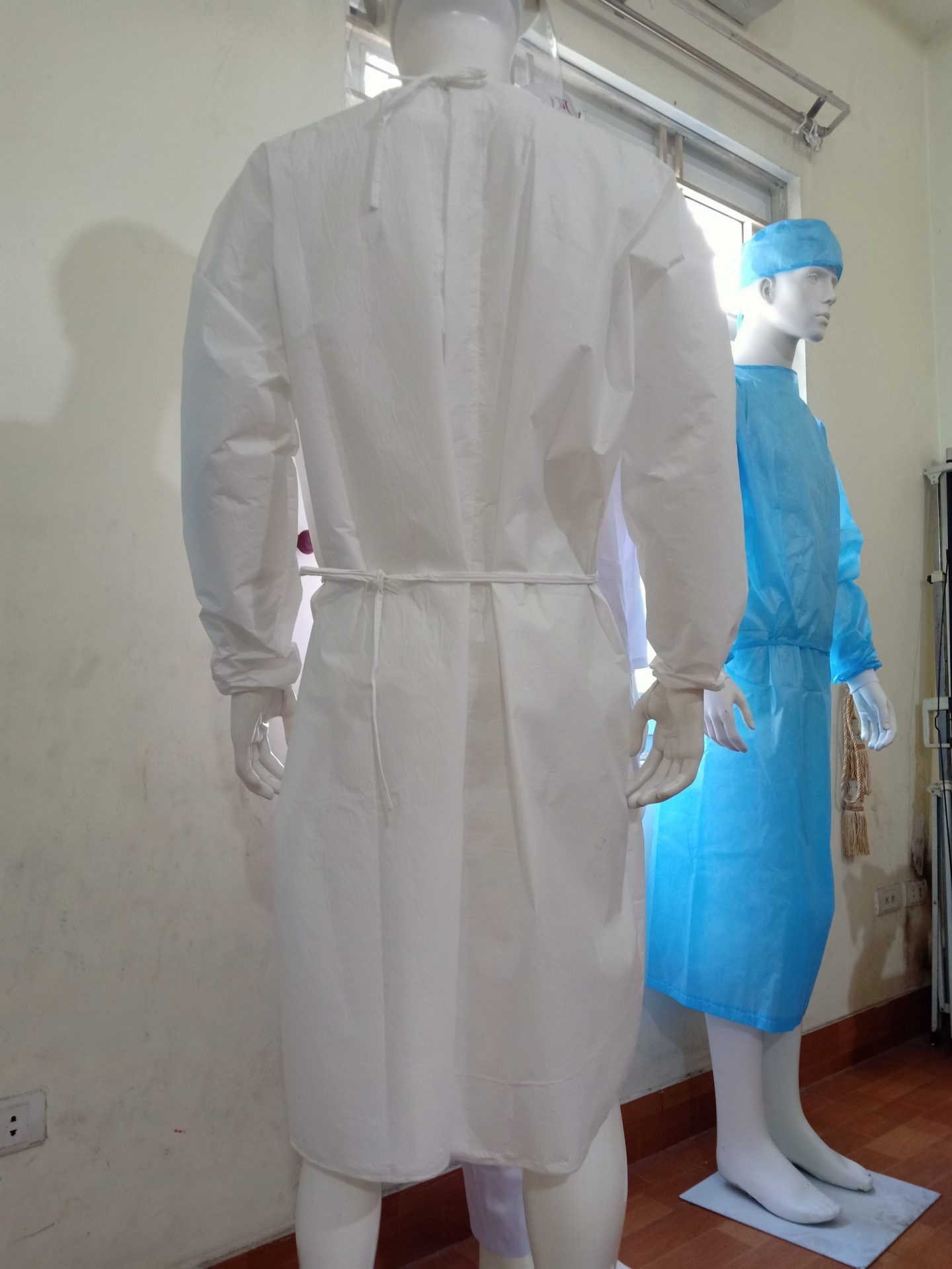 Áo choàng vải không dệt dùng một lần - qan ao vai khong det trang 1