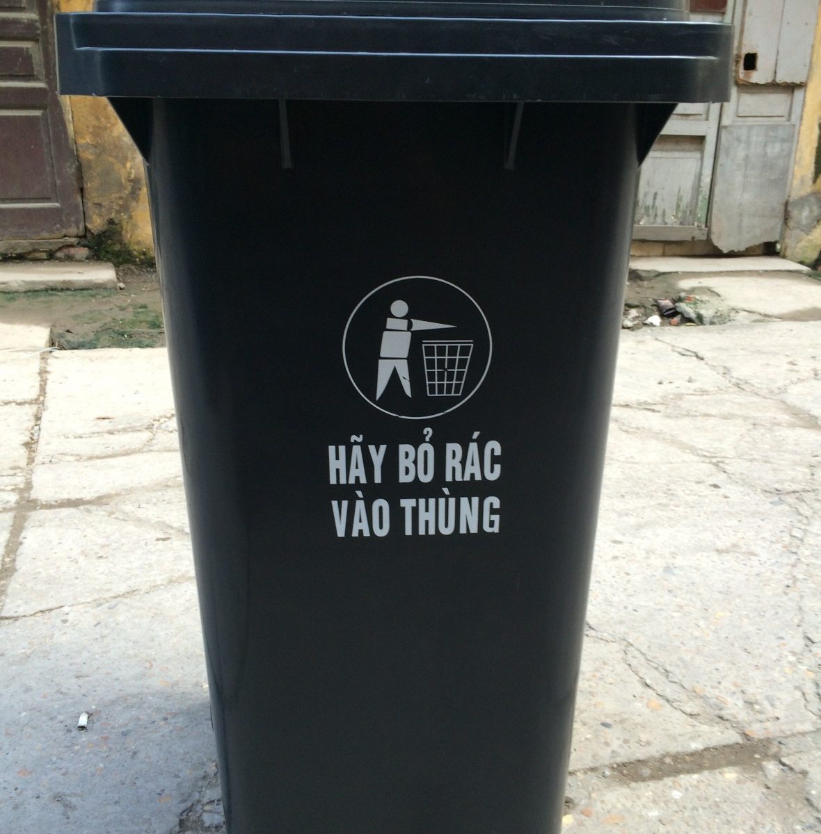 Thùng rác nhựa 120L màu ghi - thung rac nhua 120l xam anh thuc te 1