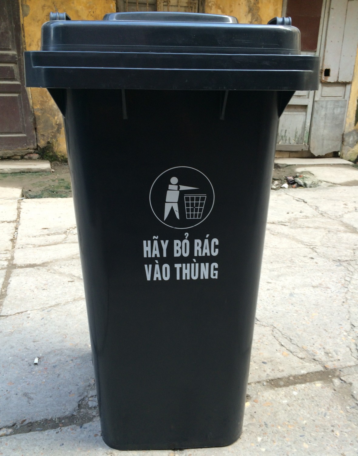 Thùng rác nhựa 120L màu ghi - thung rac nhua 120l xam anh thuc te 1