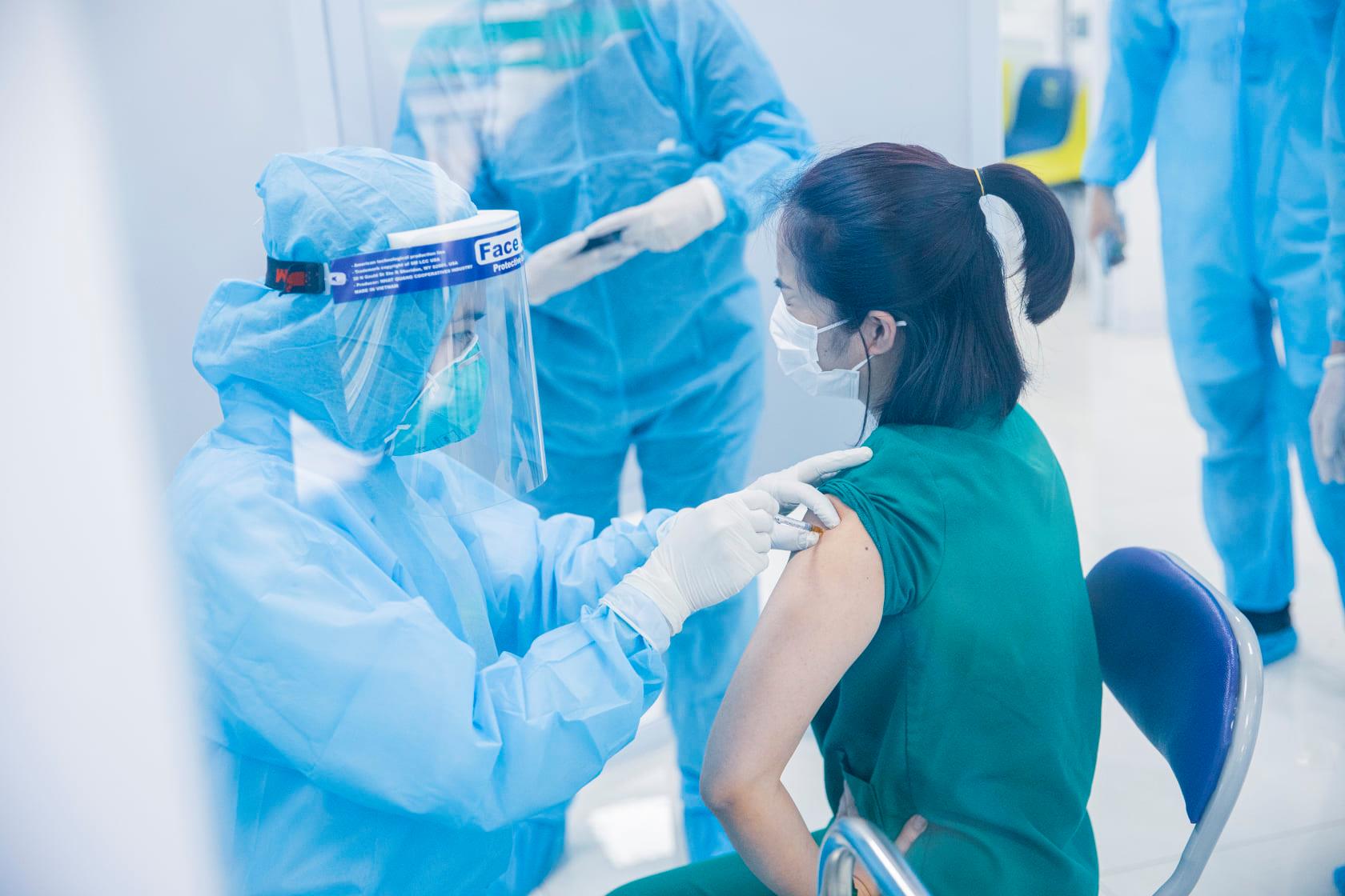 Kính che mặt chống giọt bắn Faceshield Nhật Quang chống virus, chống bụi. - vac xin covid 19 giup can bo y te nhu em cham soc benh nhan tot hon1615200968