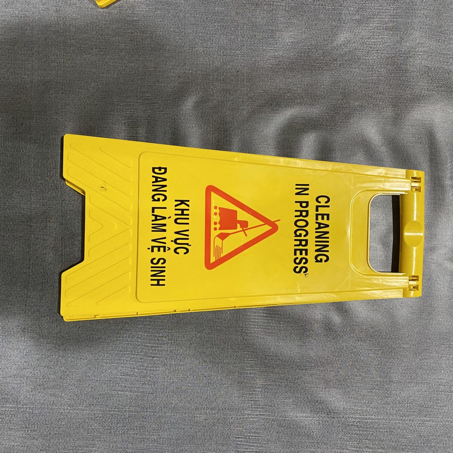 Biển bảng cảnh báo chữ A nội dung Khu vực đang thi công - z3999599994134 aca76ce5dab90f9d103ebc897f38676f