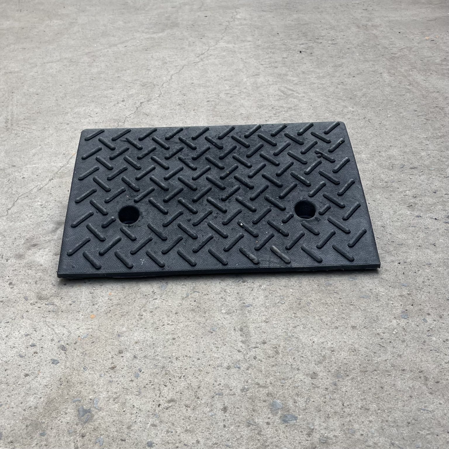 Bục chặn lùi xe 50*32*13cm an toàn, tiện lợi, chịu va đập cực kì tốt - z4995009380742 409edbe5e0b02b0d45b772f556750caa