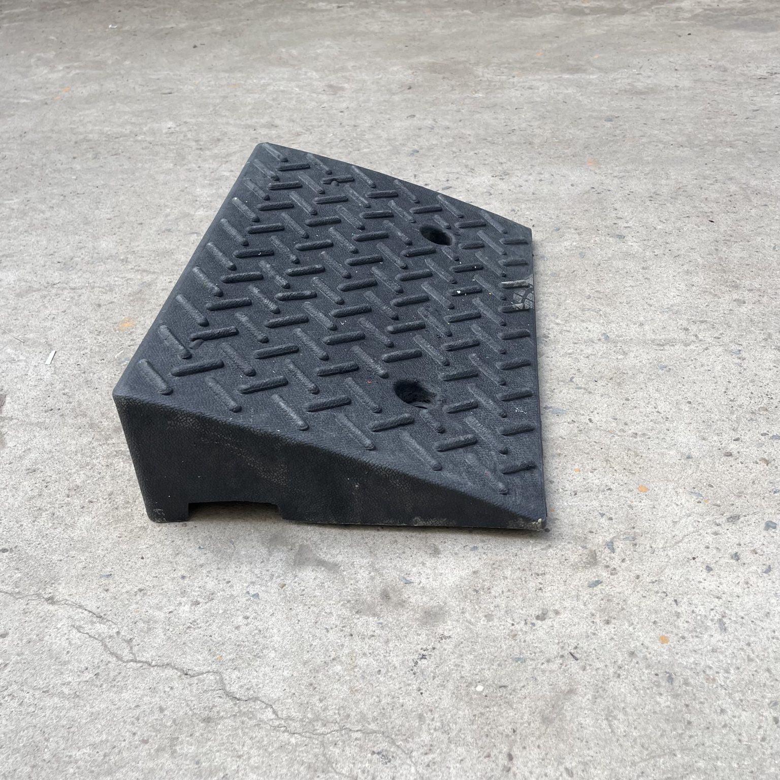 Bục chặn lùi xe 50*32*13cm an toàn, tiện lợi, chịu va đập cực kì tốt - z4995009393840 9e038e202a6dfa85efc4736edf894bc3
