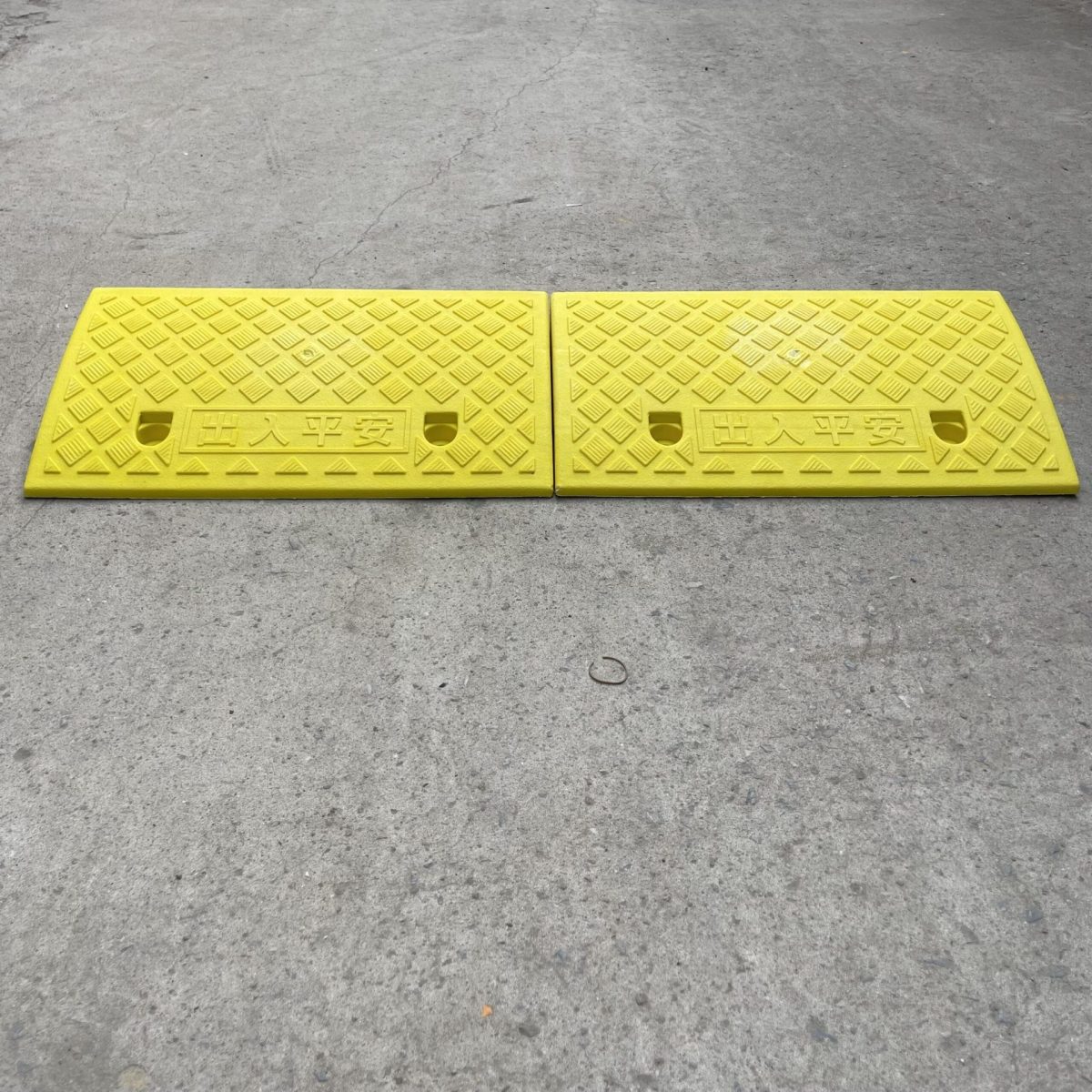 Bậc dốc nhựa kích thước 50*28*13cm bục lên xuống vỉa hè cho xe ô tô, xe máy nhựa đệm cao su tam giác chắc chắn - z4995009398573 dc0b96ce36142ae9839d89c312ac3930