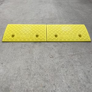 Bậc dốc nhựa kích thước 50*28*13cm bục lên xuống vỉa hè cho xe ô tô, xe máy nhựa đệm cao su tam giác chắc chắn - z4995009398573 dc0b96ce36142ae9839d89c312ac3930