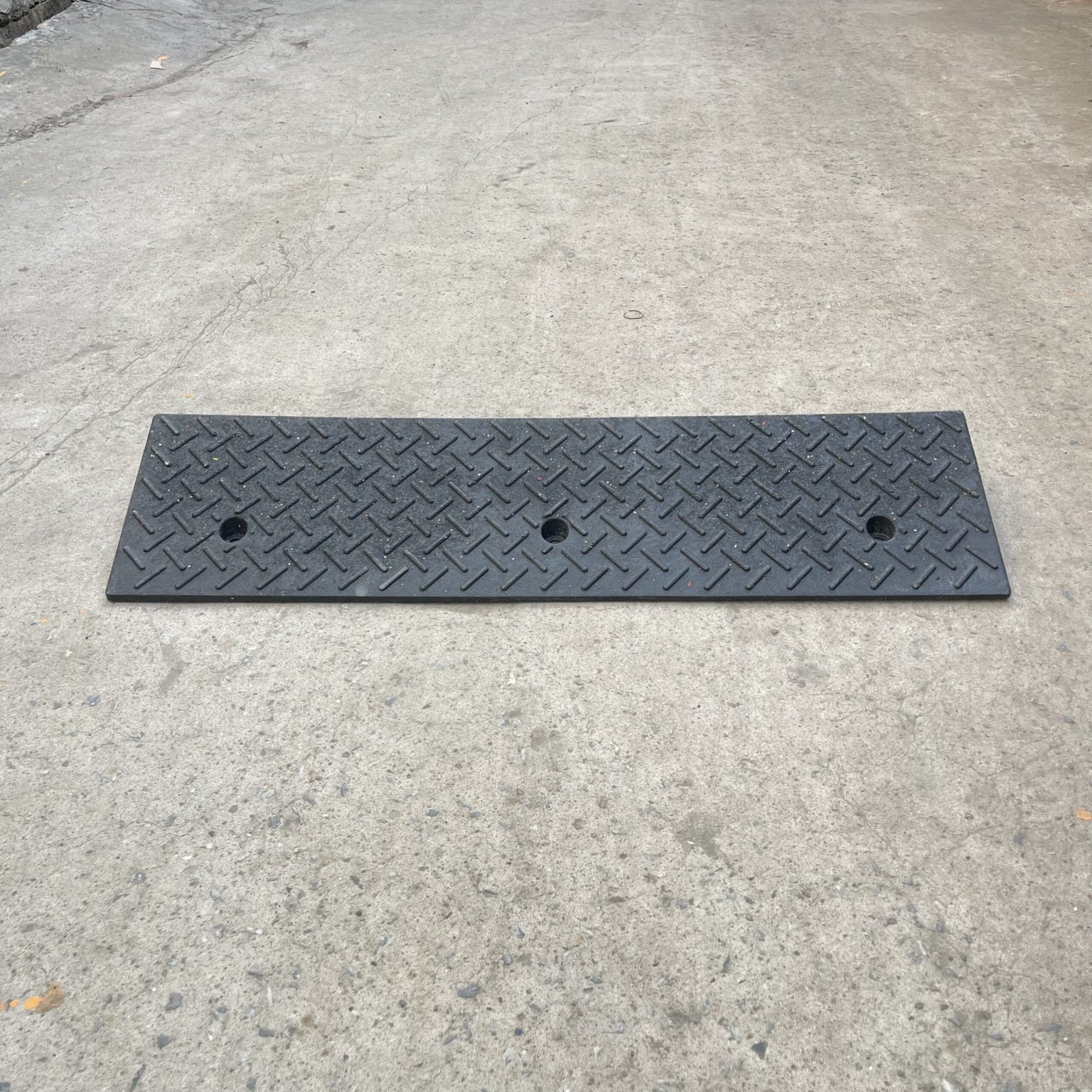 Dốc lên xuống loại 100*25*9 chịu lực siêu bền, bục lên xuống vỉa hè cho xe ô tô, xe máy chắc chắn - z4995009441674 c76c1dd1b3072f4b1e72fd717d0b2498 2