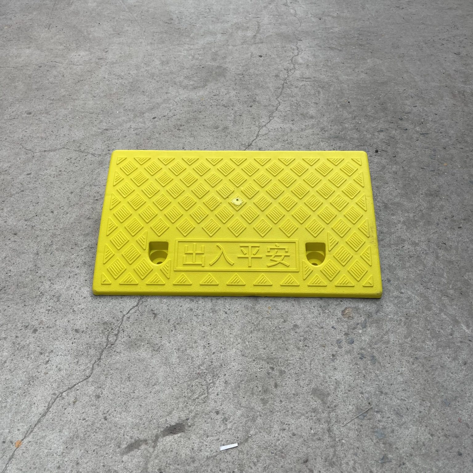 Bậc dốc nhựa kích thước 50*27*9cm bục lên xuống vỉa hè cho xe ô tô, xe máy nhựa đệm cao su tam giác chắc chắn - z4995009467986 f49574b48d56429d9752668704960004