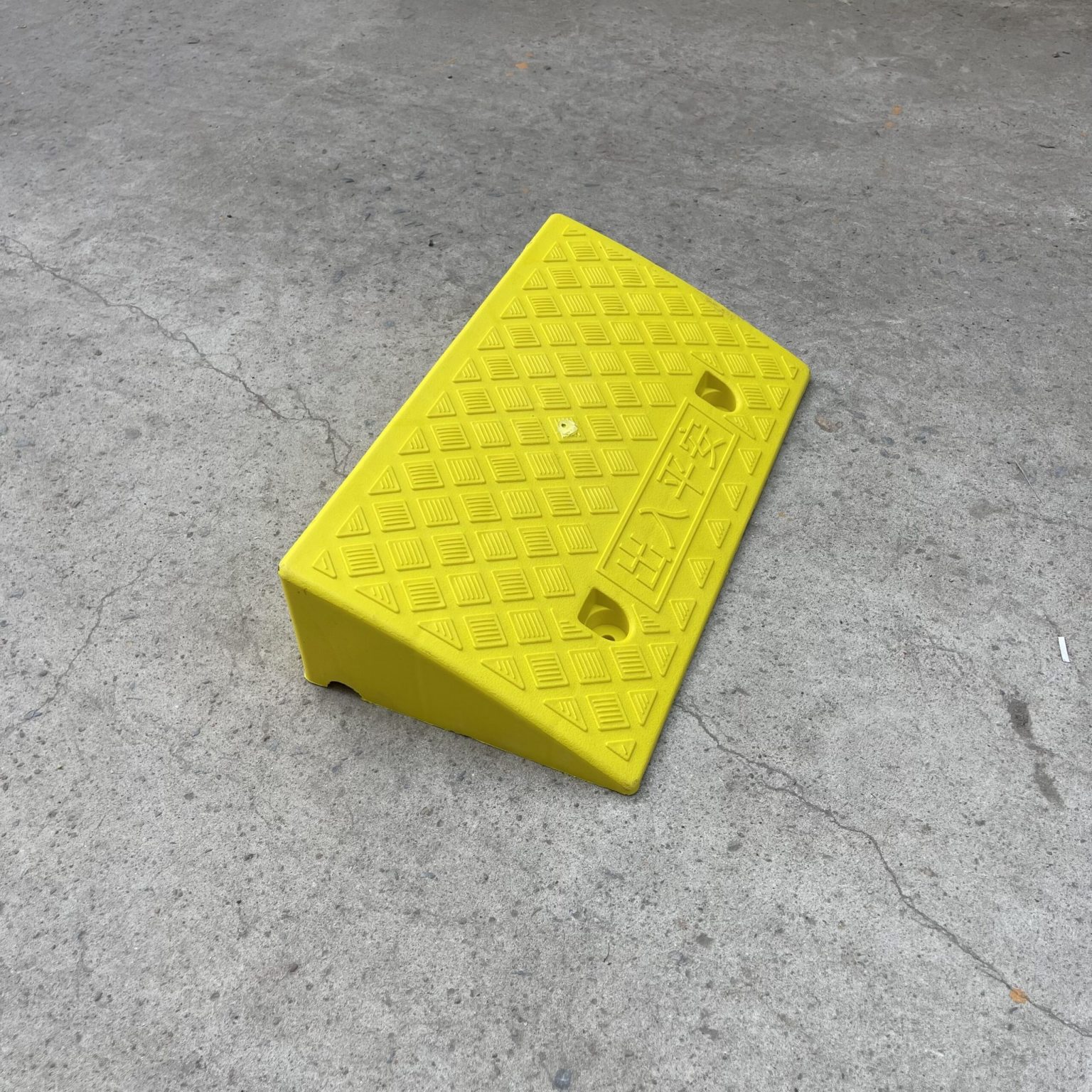 Bậc dốc nhựa kích thước 50*27*9cm bục lên xuống vỉa hè cho xe ô tô, xe máy nhựa đệm cao su tam giác chắc chắn - z4995009478147 4e974cc22bbb628ab6412e89b1e17eca
