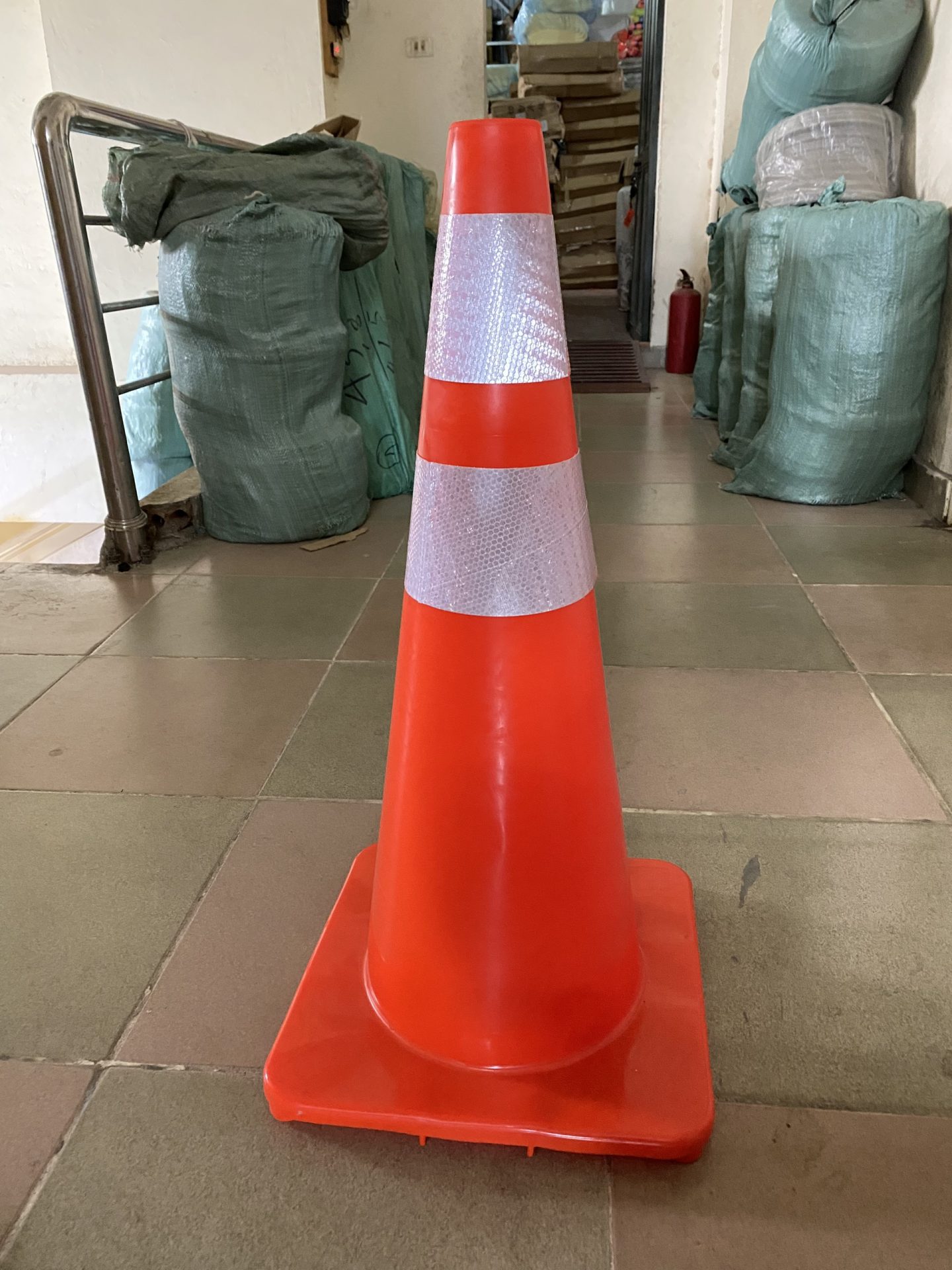 Cọc tiêu nhựa mềm PVC cao 70cm có tay cầm - z2724775676877 5ce5f72f7ce5dbaec1dadc0b2843b6ca